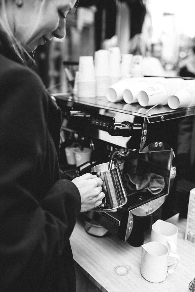 kohi mobiele koffiebar met barista op locatie