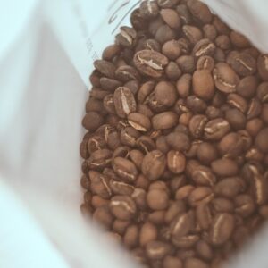 open zakje met koffiebonen