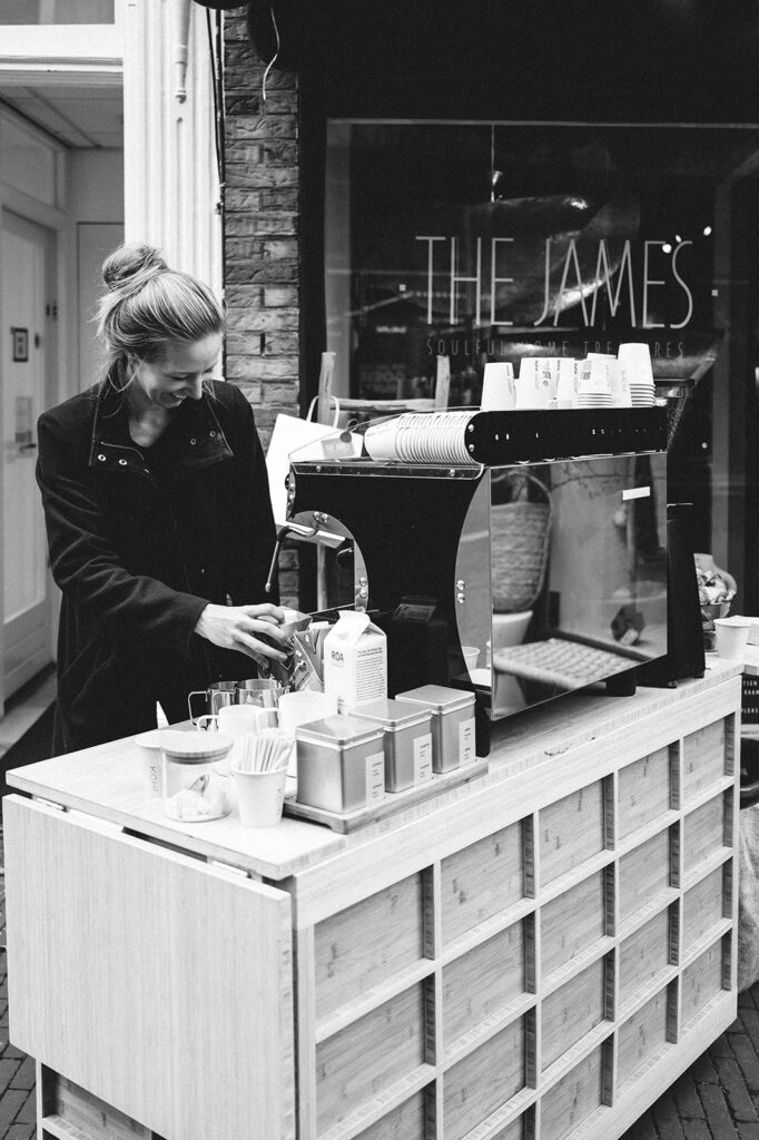 mobiele espressobar met barista op locatie